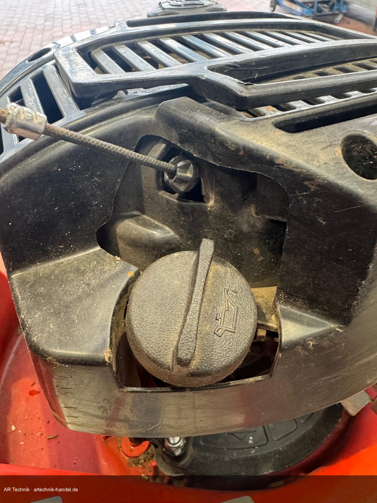 Öleineinfülldeckel am Rasenmähermotor – Ölkannen-Symbol und Messstab-Öse sichtbar